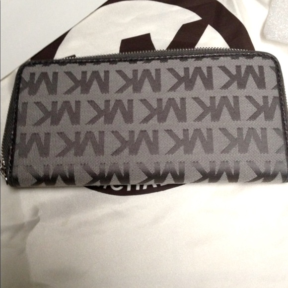 Michael Kors Wallet - Picture 2 of 6